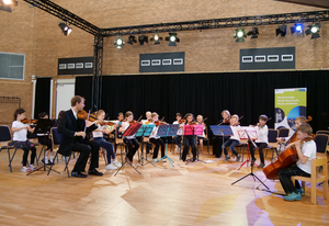 Ein Streichorchester der Westfälischen Schule für Musik spielt im Saal der Meerwiese.