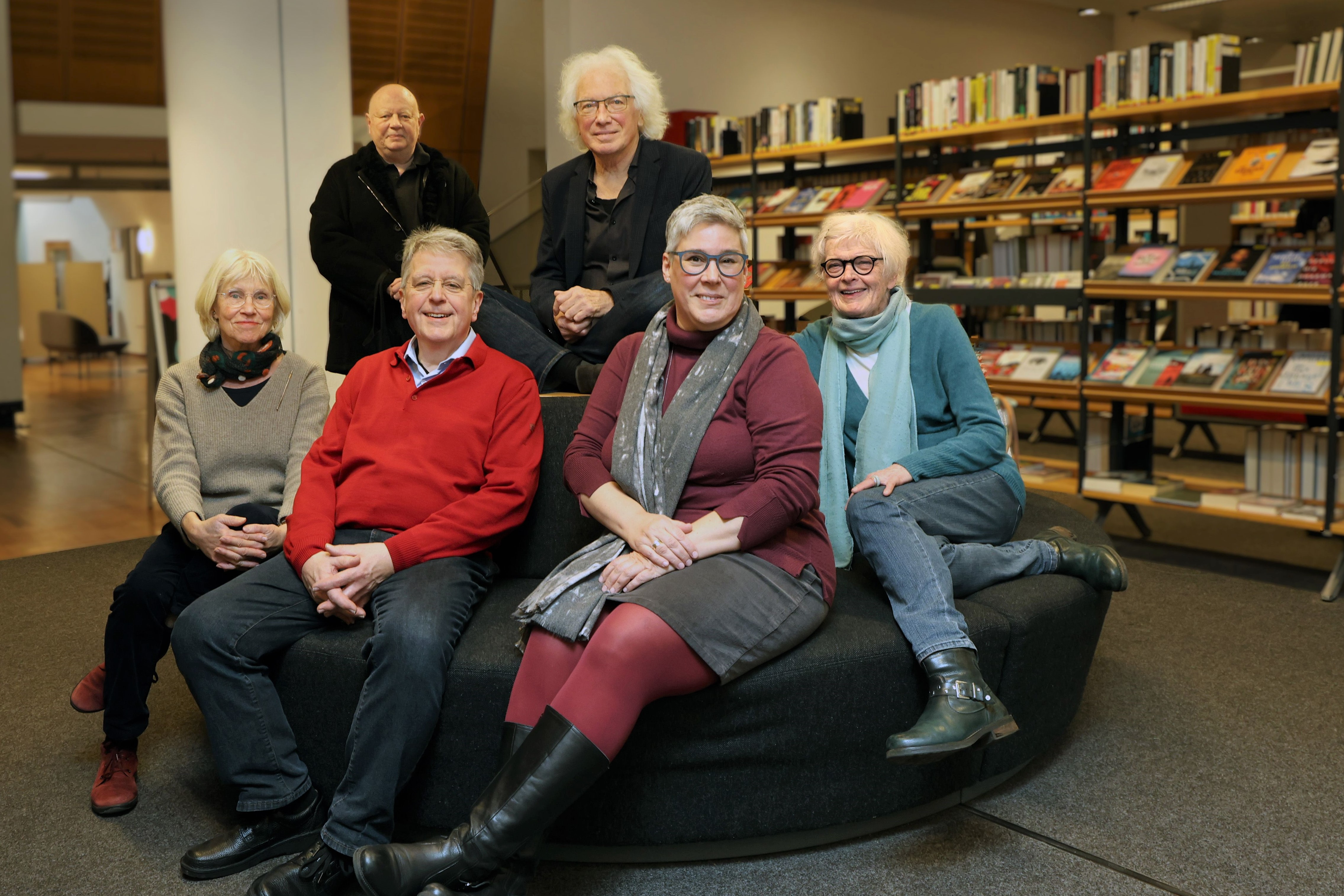 Sechs Personen in der Stadtbücherei