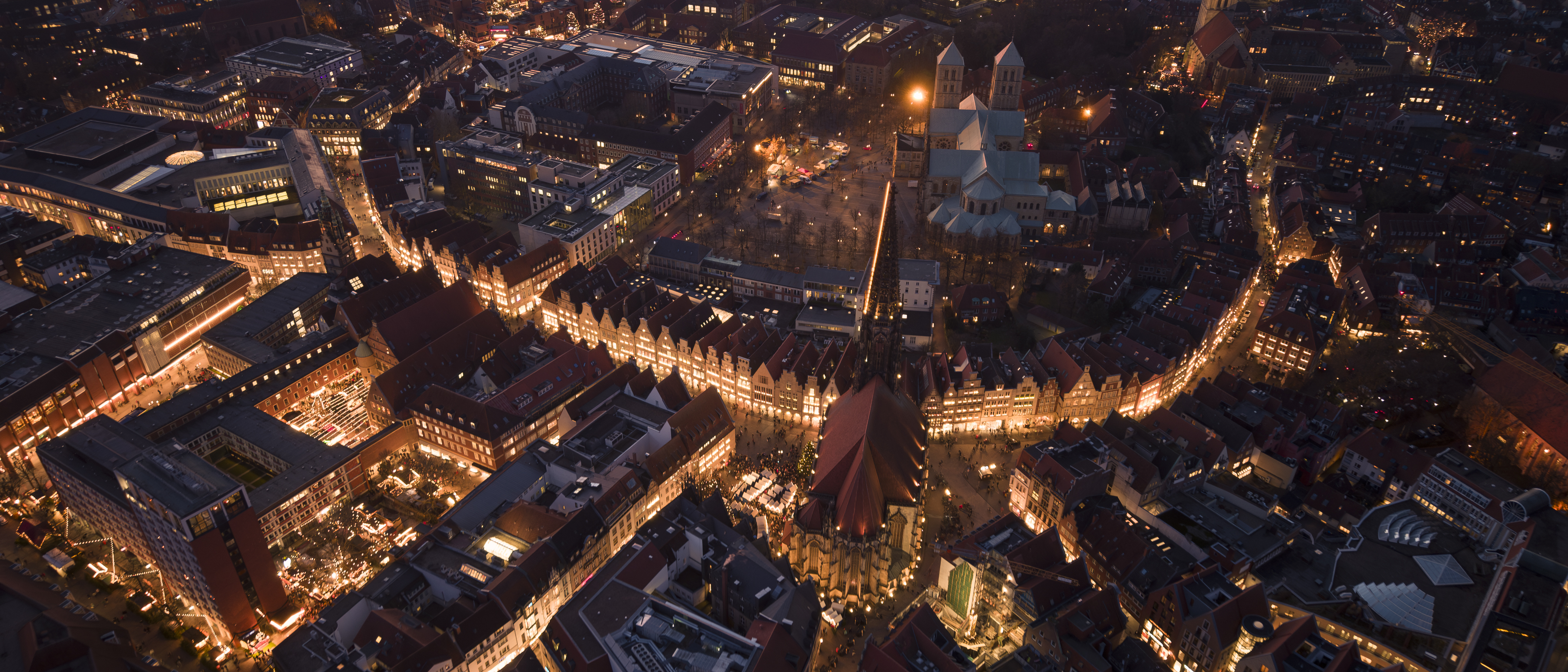 Münster bei Nacht aus der Vogelperspektive im Advent.