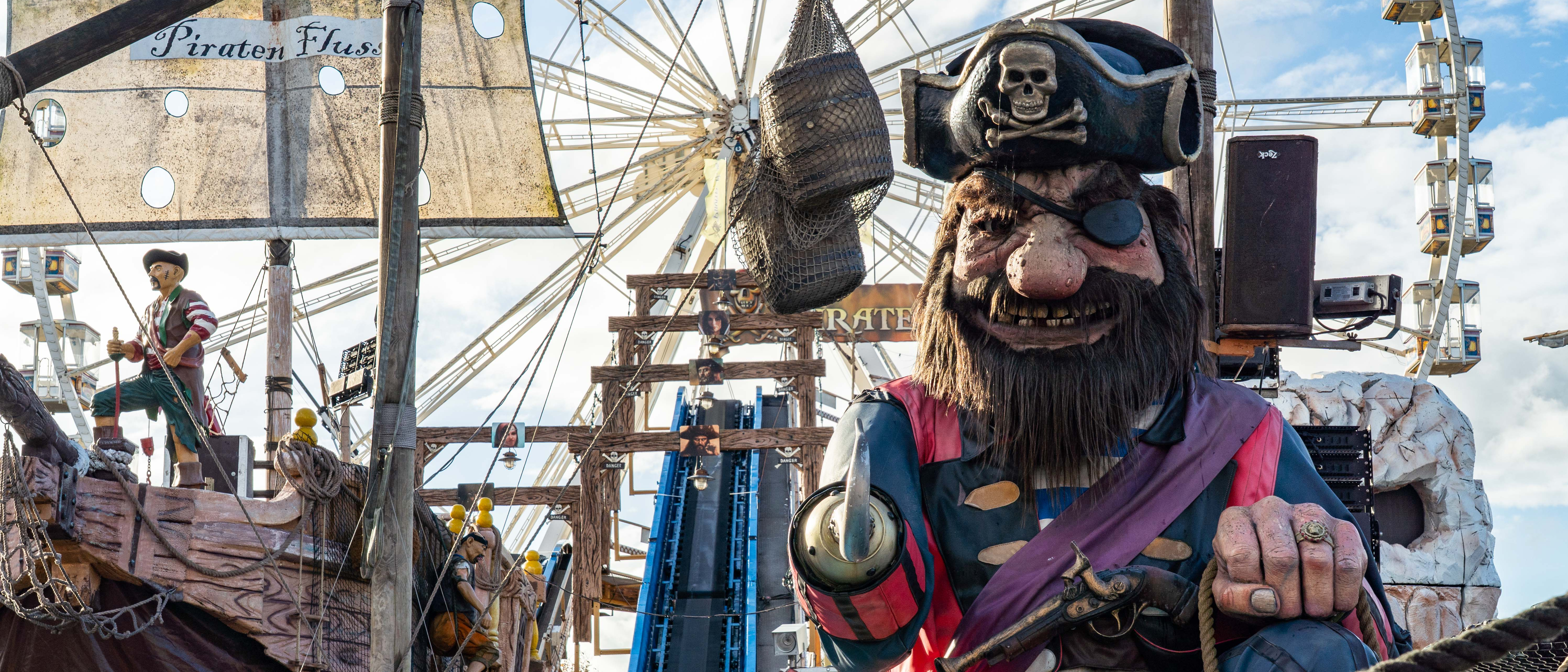 Blick auf Fahrgeschäft mit Piraten und Piratenschiff