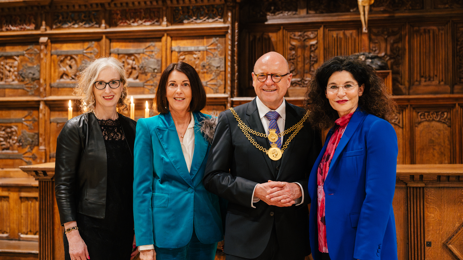 Im Rathausfestsaal trugen sich die beiden Festrednerinnen Angelika Schindler-Obenhaus (2.v.l.) und Tina Müller (r.) im Beisein von Oberbürgermeister Markus Lewe sowie Margret Homann, Vorstandsvorsitzende des “Frauen u(U)nternehmen e.V.” ins Goldene Buch der Stadt ein. 
