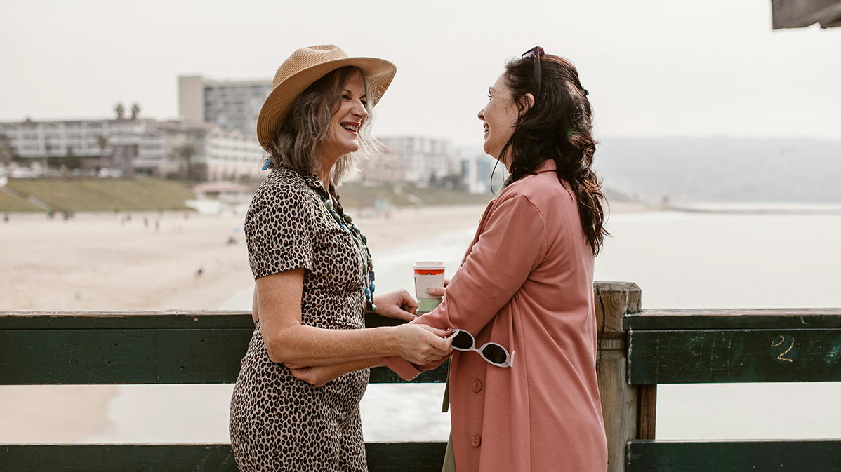 Zwei Frauen unterhalten sich angeregt