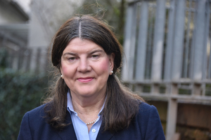 Eine Frau mit dunklen langen Haaren. 