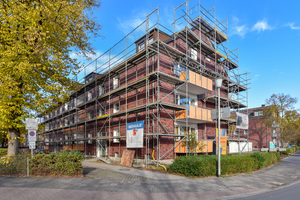Haus mit Baugerüst vor blauem Himmel