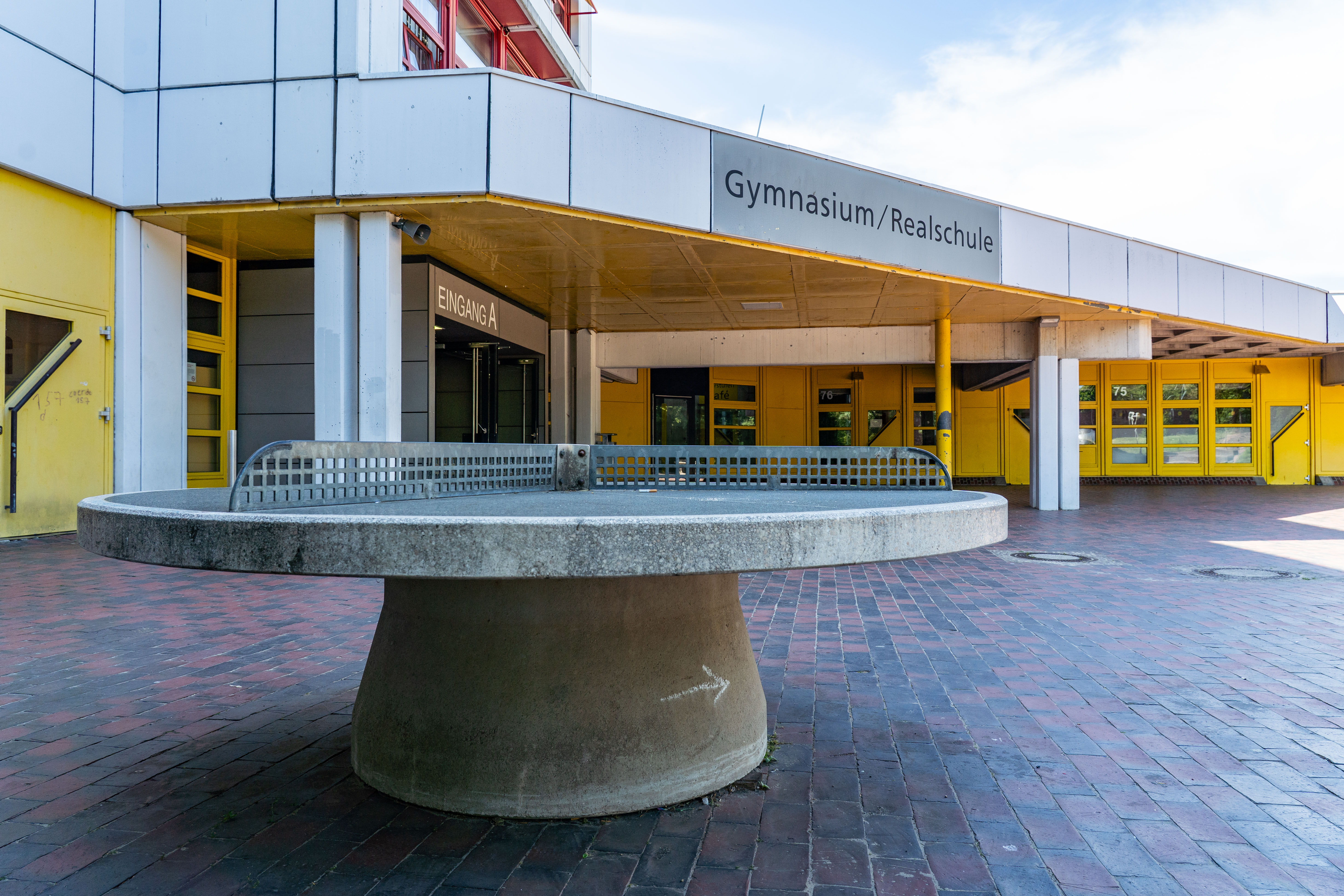 Tischtennisplatte vor dem Schulzentrum Kinderhaus