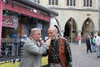 Claus Dieter Clausnitzer und Axel Prahl esse neben einem Eiswagen vor dem Rathaus Münster Eis