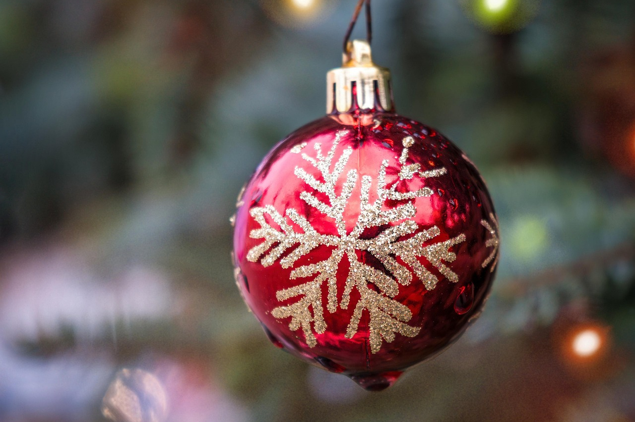 Weihnachtskugel am Tannenbaum