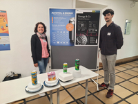 2 Mitarbeitende des Gesundheitsamtes am Infostand zum Thema Energy Drinks - Power aus der Dose?