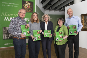 Ausstellungsmacher Dr. Bernd Thier, Kulturdezernentin Cornelia Wilkens, Silke Haunfelder (Aschendorff Verlag), Stadtmuseumsdirektorin Dr. Barbara Rommé und Julian Meck (Aschendorff Verlag) halten den neuen Ausstellungskatalog in den Händen.