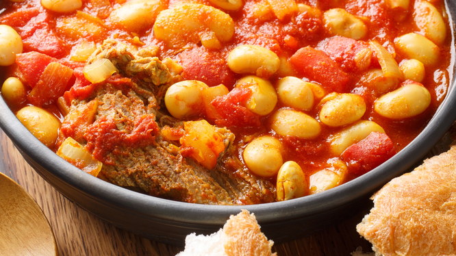 Marokanischer Eintopf Lubia serviert mit Brot