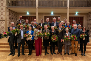 Oberbürgermeister Tilman Fuchs (vorne, 4.v.r.) dankte den mit der Münster-Nadel ausgezeichneten Bürgerinnen und Bürgern für ihr großes ehrenamtliches Engagement.