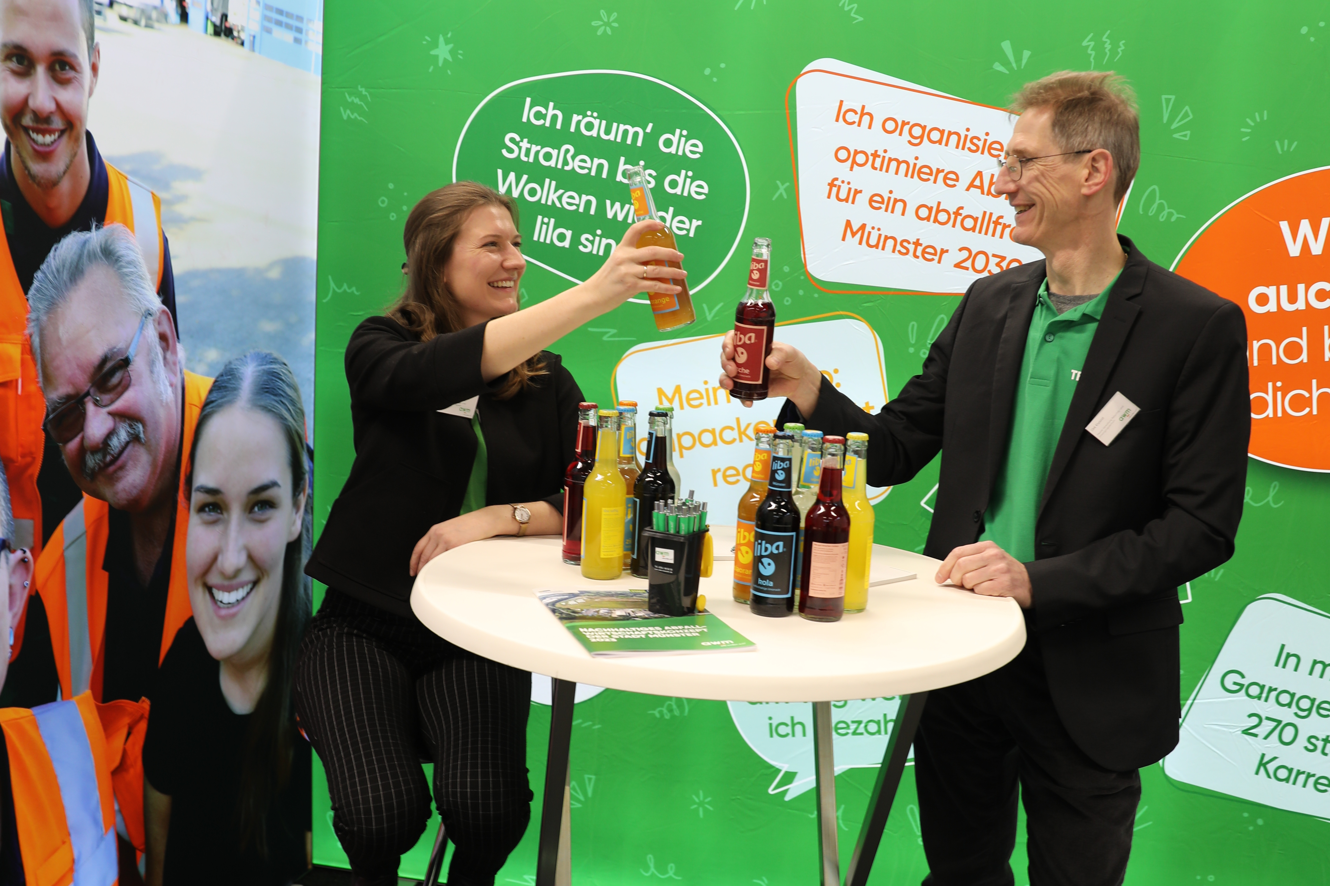 awm Mitarbeitende am awm Messestand