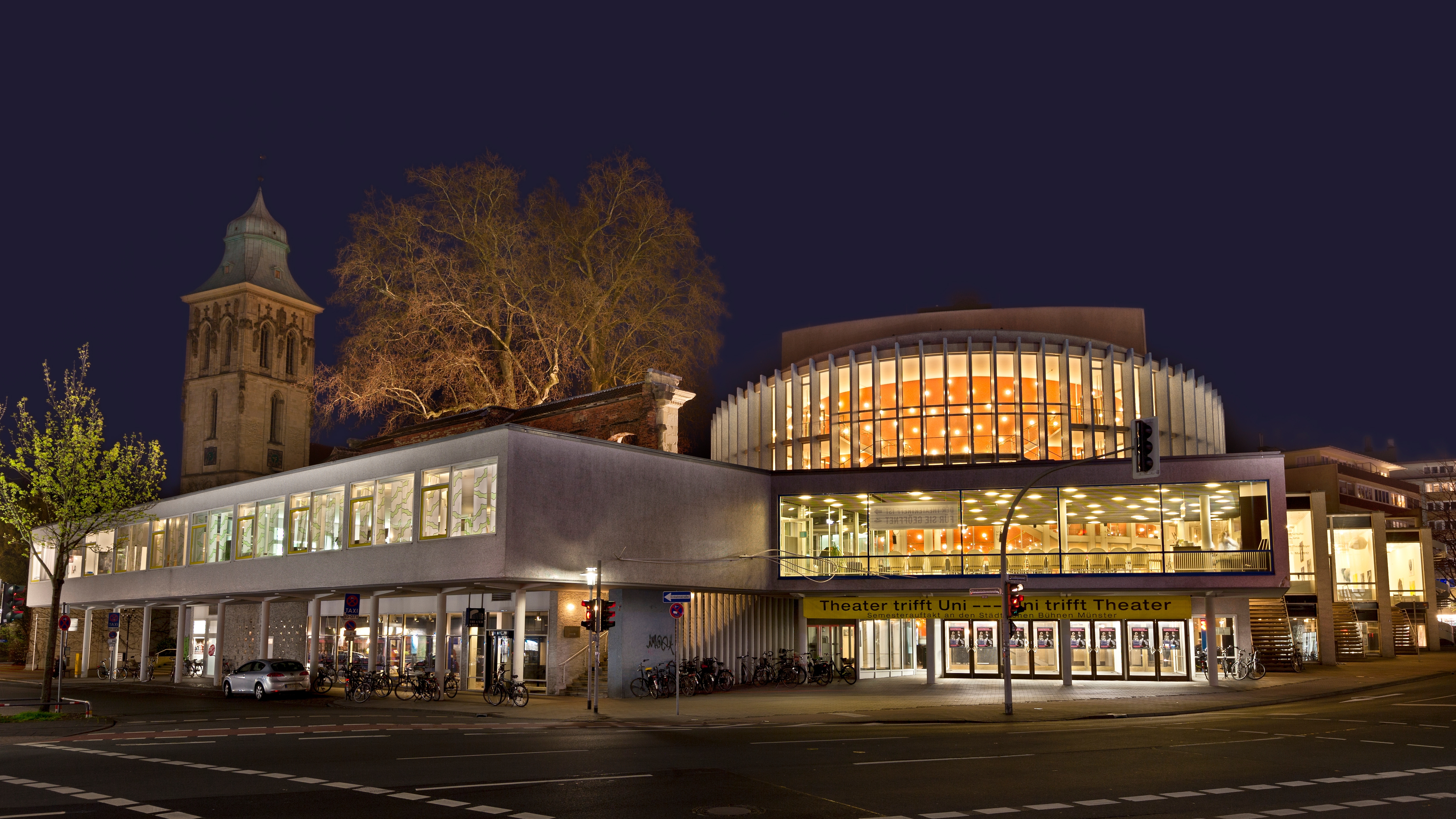 Theater bei Nacht