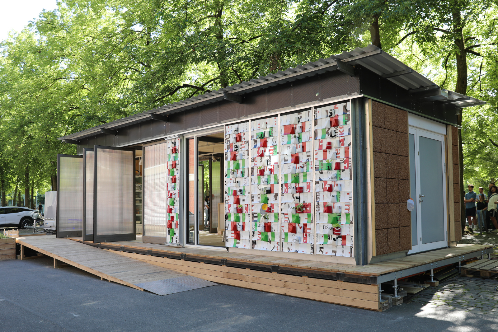 Der zirkulär gebaute Pavillon „kreisl Kiste“ steht auf dem Domplatz in Münster.