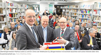 In einer Bücherei sitzen viele Zuschauer, vor ihnen stehen links Enschedes Bürgermeister Dr. Onno van Veldhuizen und rechts Münsters Oberbürgermeister Markus Lewe. Foto: Matthias Ahlke