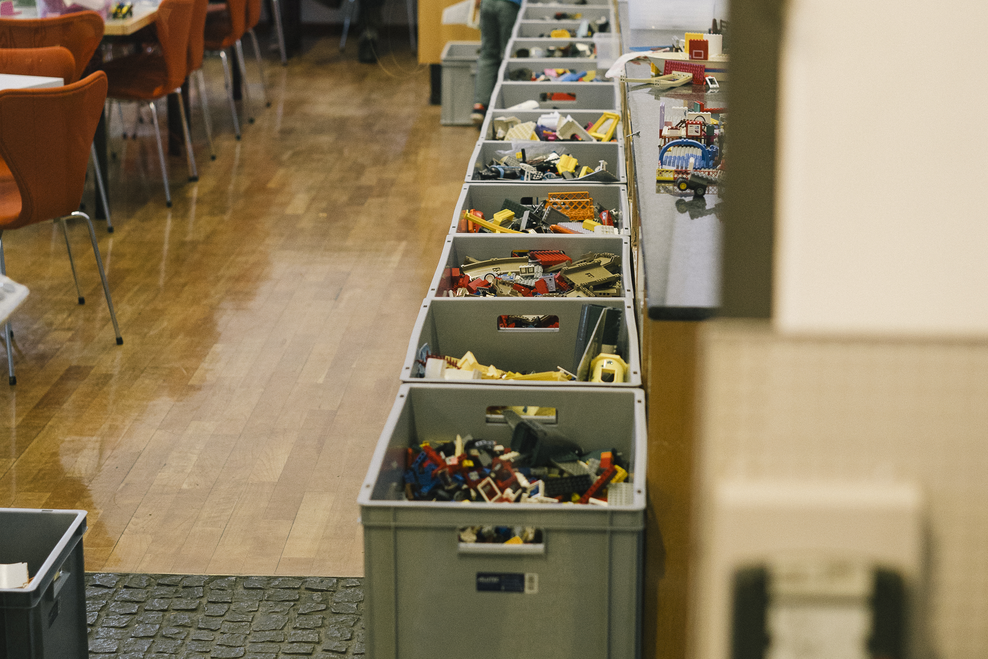 Legokisten stehen im Zeitungslesesaal.