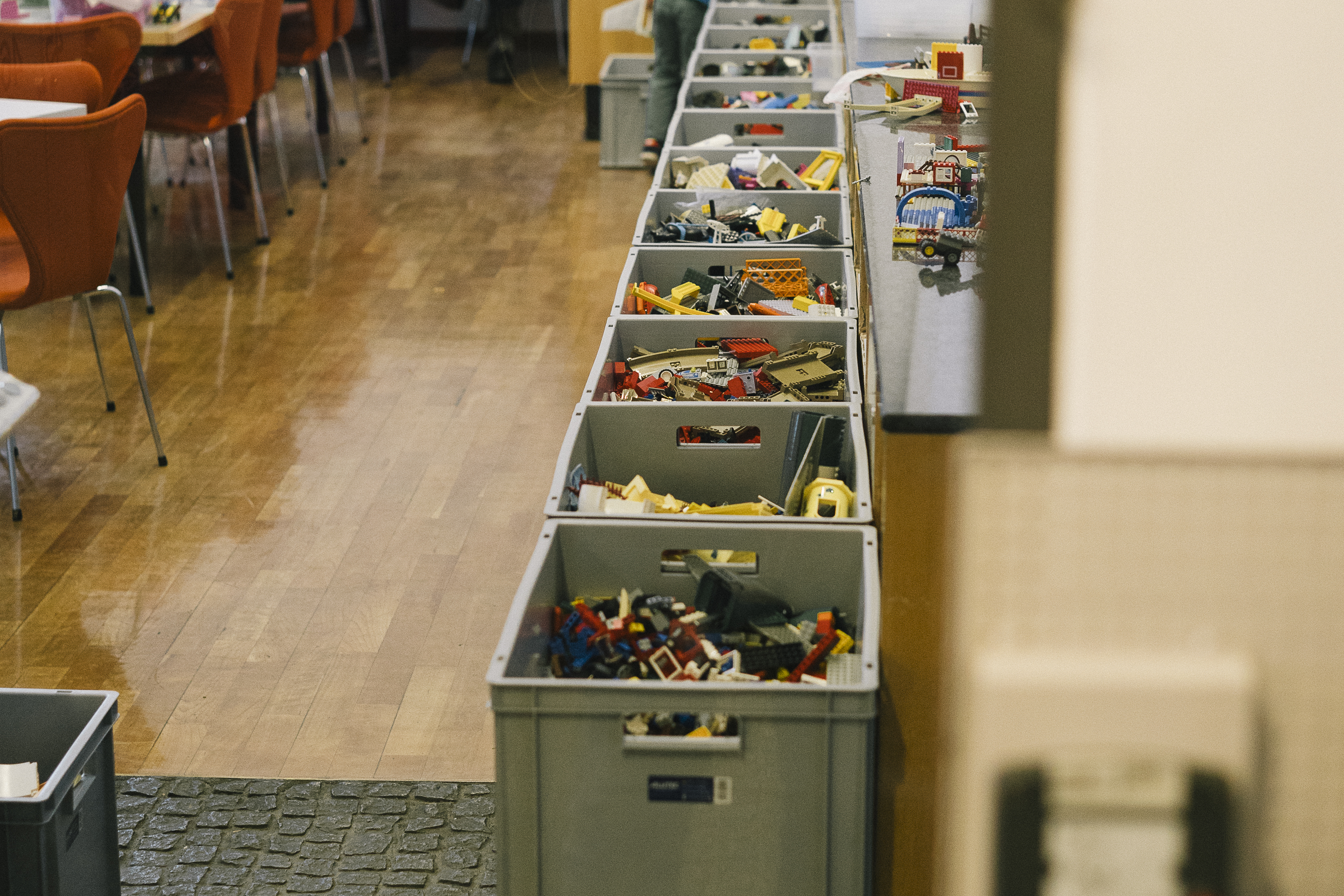Legokisten stehen im Zeitungslesesaal.