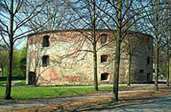 Die Ruine des Zwingers in der Herbstsonne.