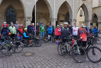 Gruppenfoto der 36 Teilnehmenden aus Münster und Enschede mit Fahrrädern vor dem Rathaus am Prinzipalmarkt.