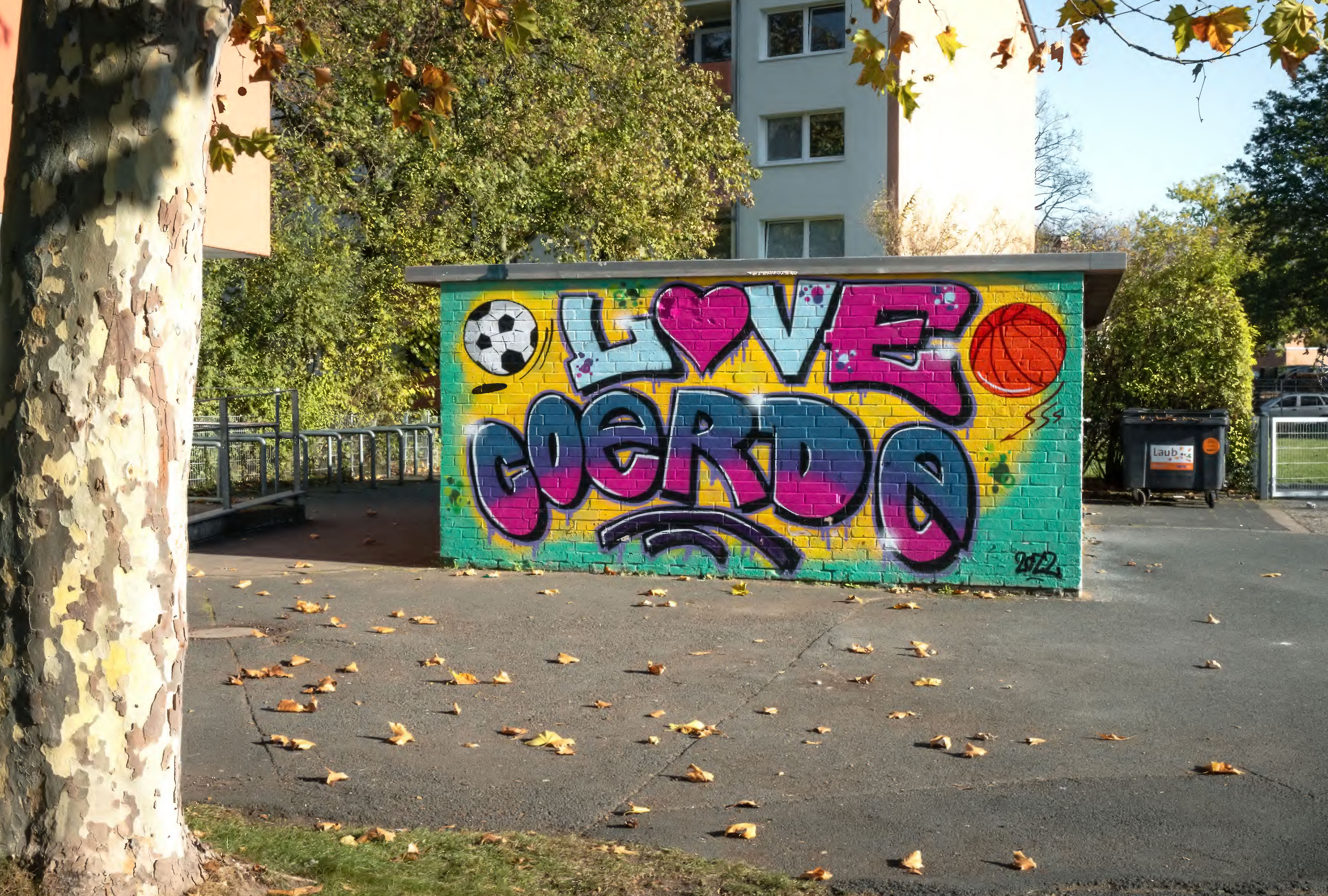 Die Außenwand einer Garage mit einem bunten Graffiti mit der Schrift "Love Coerde"