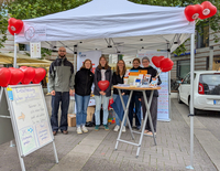 Mitarbeitende vor dem Stand