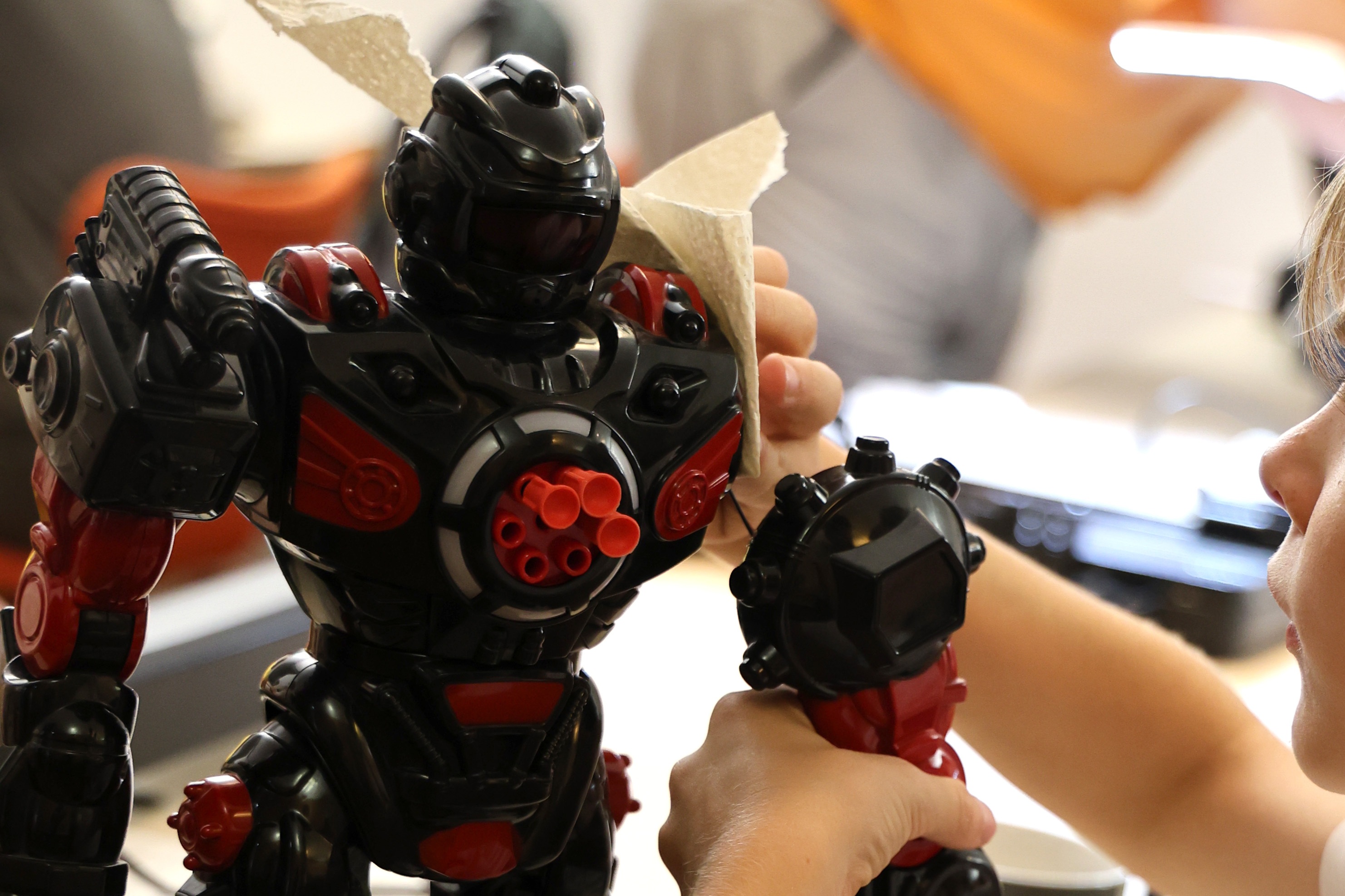 Ein Kind repariert einen Lego-Technik-Roboter.