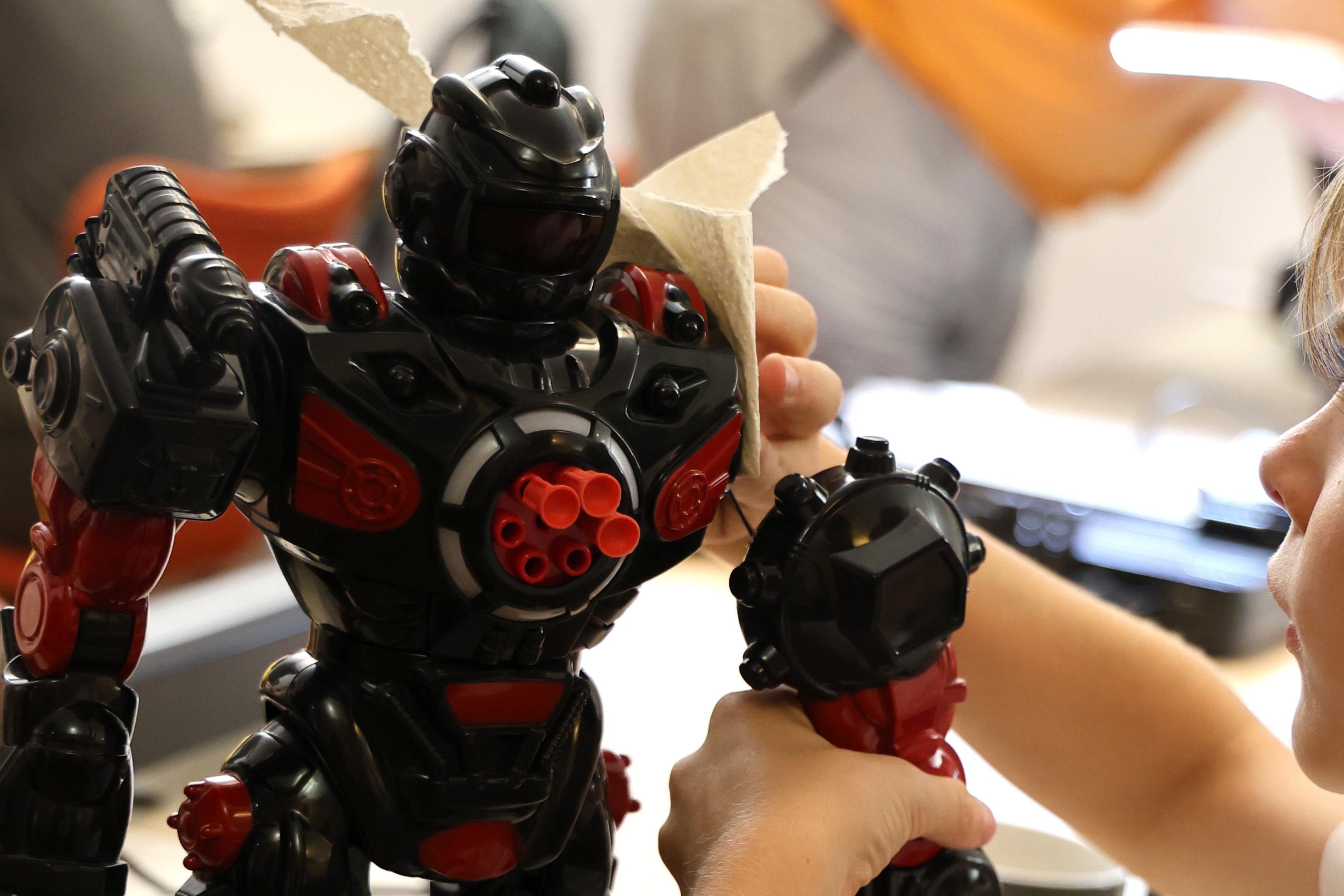 Ein Kind repariert einen Lego-Technik-Roboter.