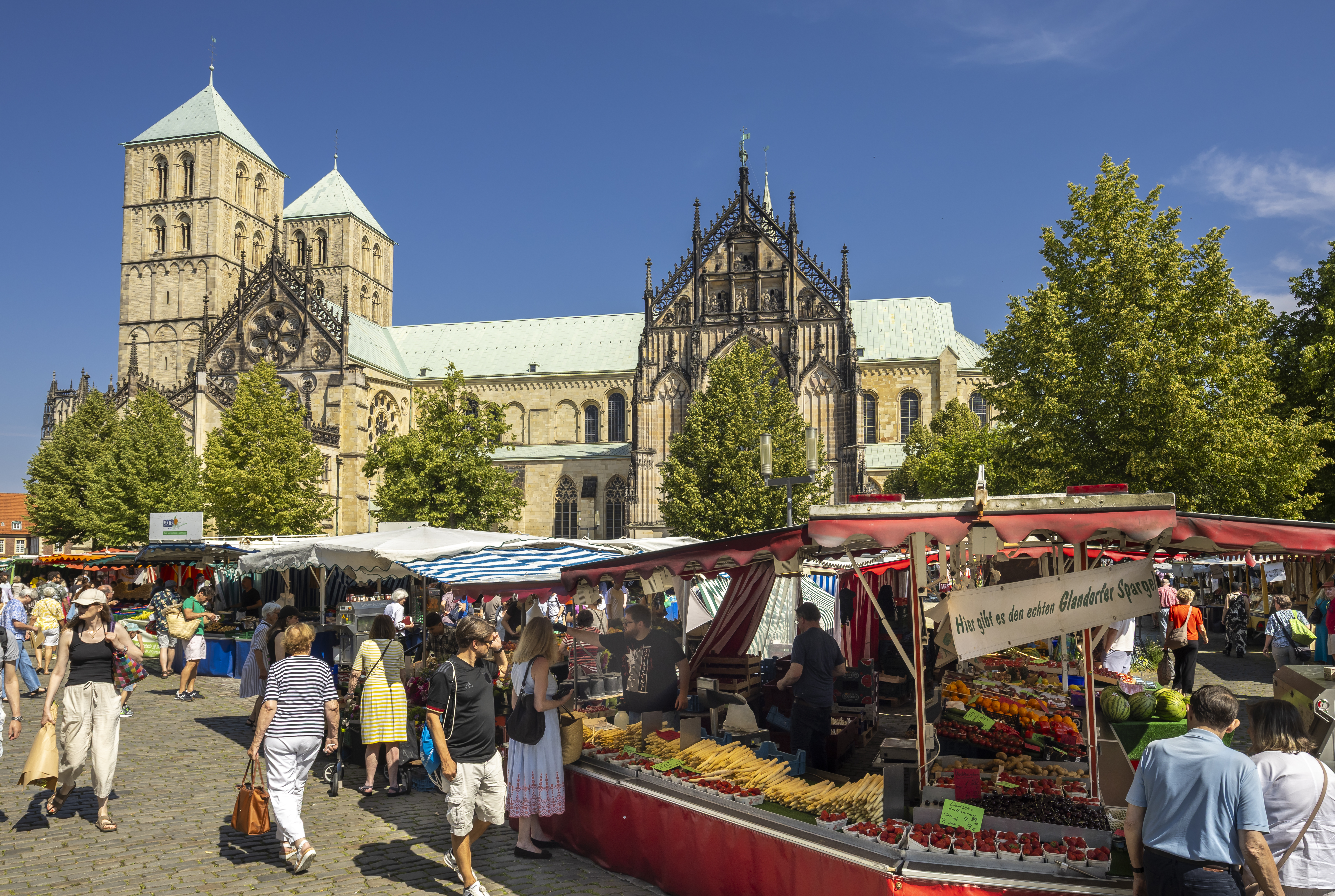 Ein Verkaufsstand mit dem Dom im Hintergrund