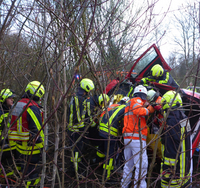 Bild zeigt Rettungsmaßnahmen nach Verkehrsunfall auf der Lützowstraße