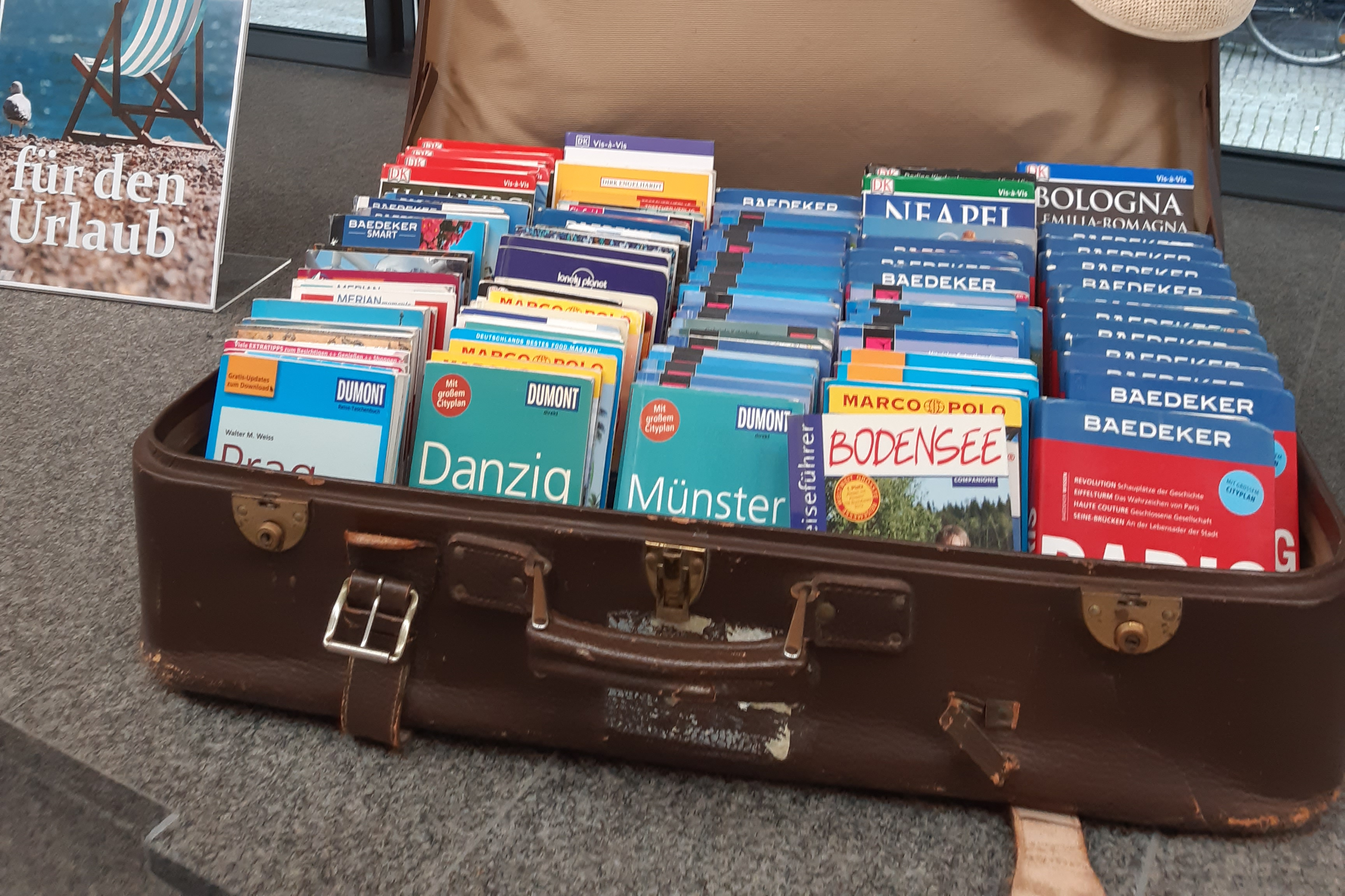 Ein Koffer voller Bücher.