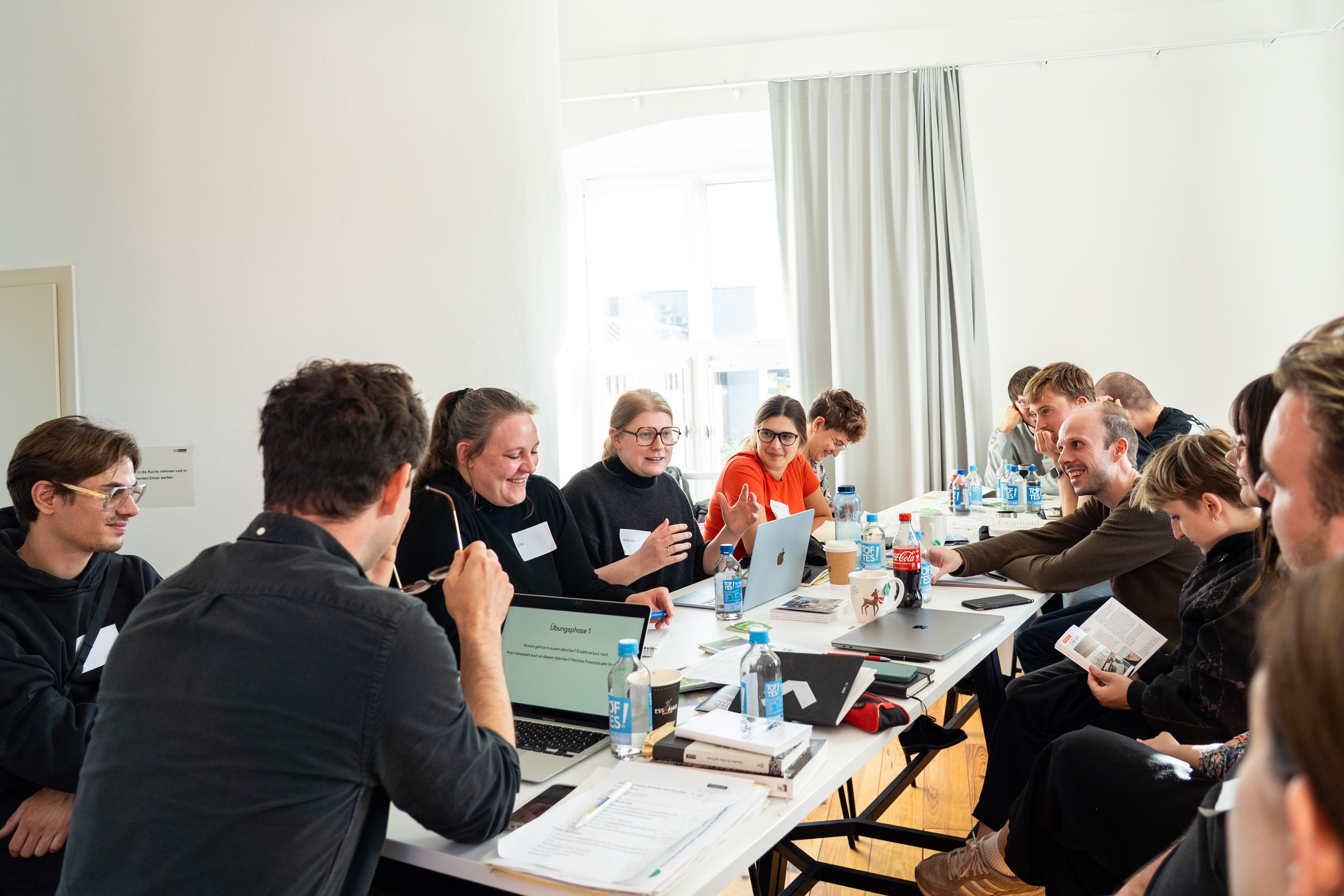 Angeregte Diskussion der Teilnehmenden am Tisch