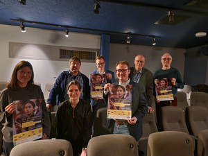 Eine Gruppe von Menschen ist in einem Kinosaal.