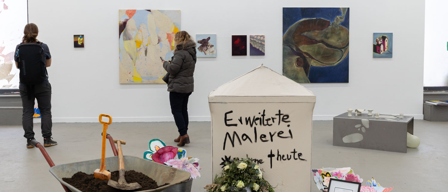 Besuchende betrachten Kunstwerke beim Rundgang 2025 - der Jahresausstellung der Studierenden der Kunstakademie Münster