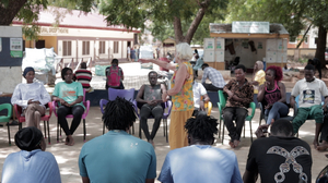 Barbara Kemmler steht zwischen den Schauspielerinnen und Schauspielern