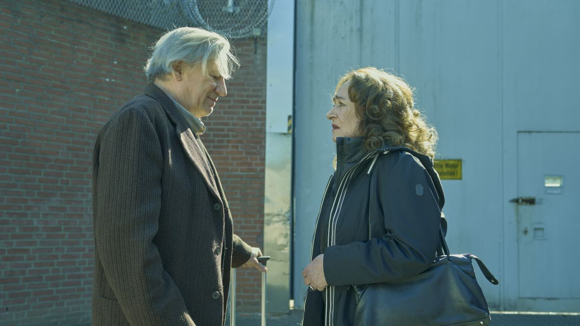 Wilhelmine Klemm (Mechthild Großmann) mit einem alten Bekannten vor der JVA Münster