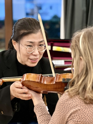 Geigenschülerin und Lehrerin