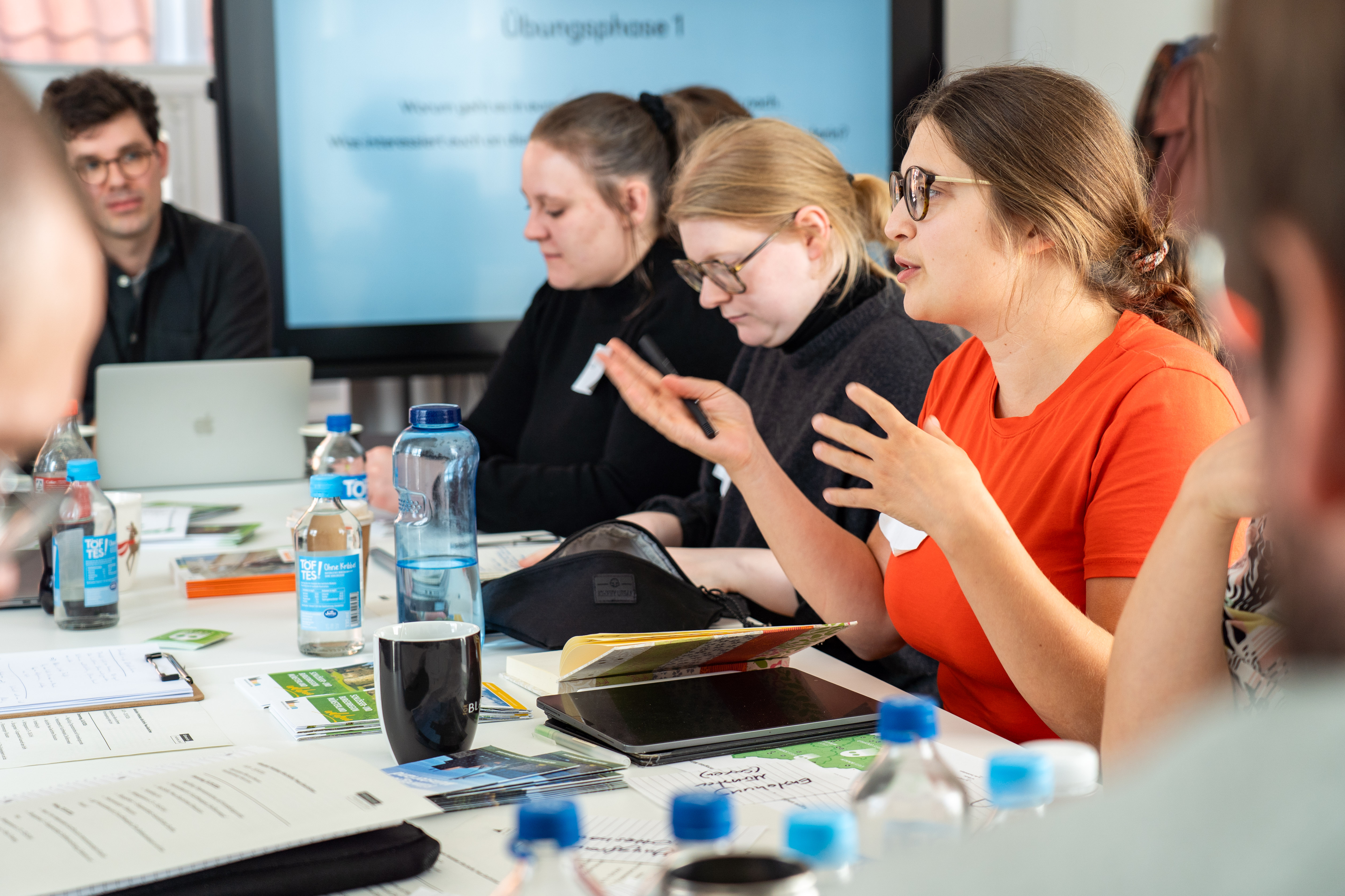 Workshopteilnehmende am Tisch