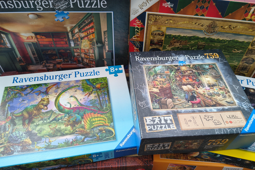 Mehrere Puzzlekartons mit unterschiedlichen Motiven