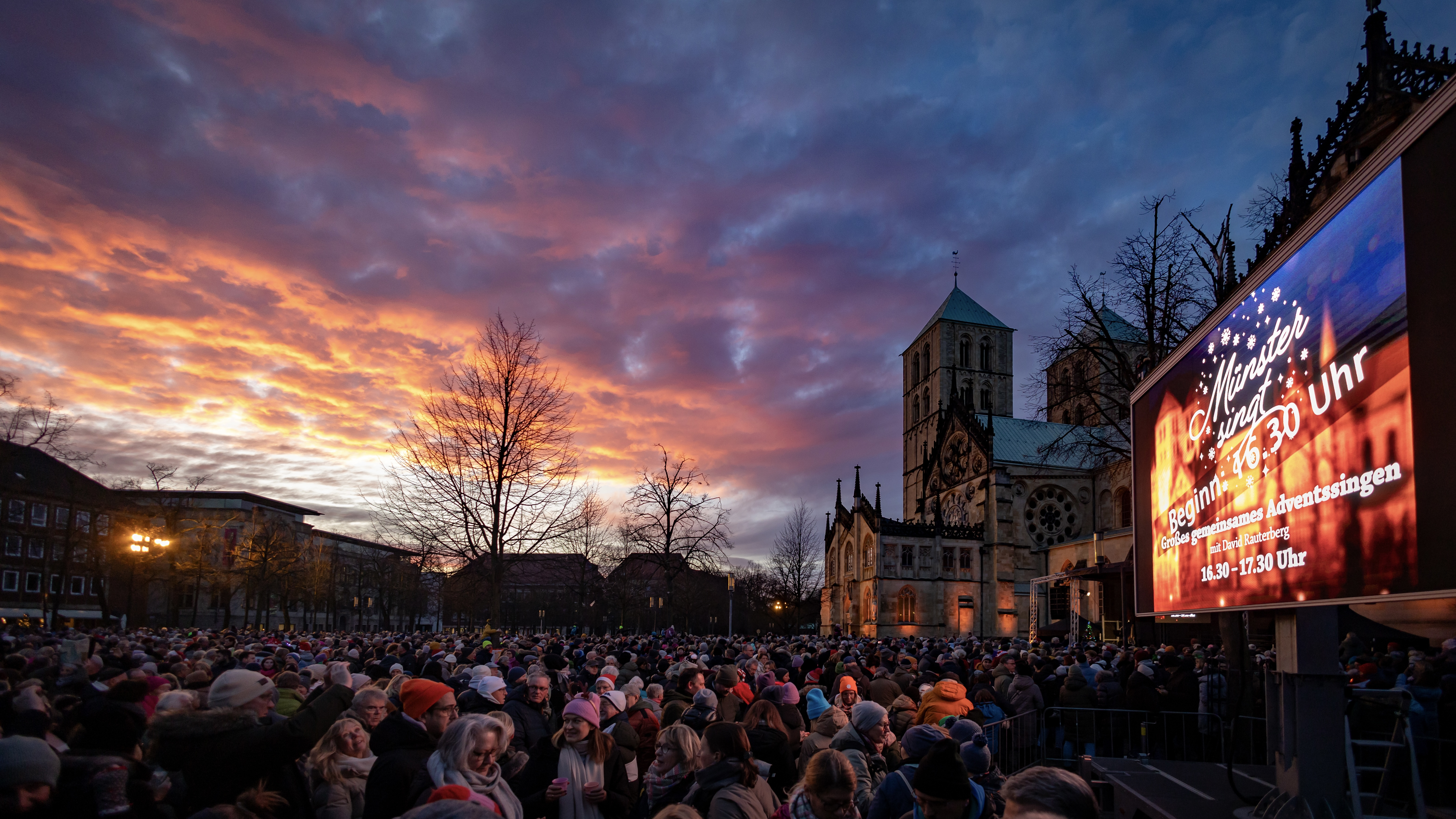 Münster singt vor dem St.-Paulus-Dom in der Abenddämmerung