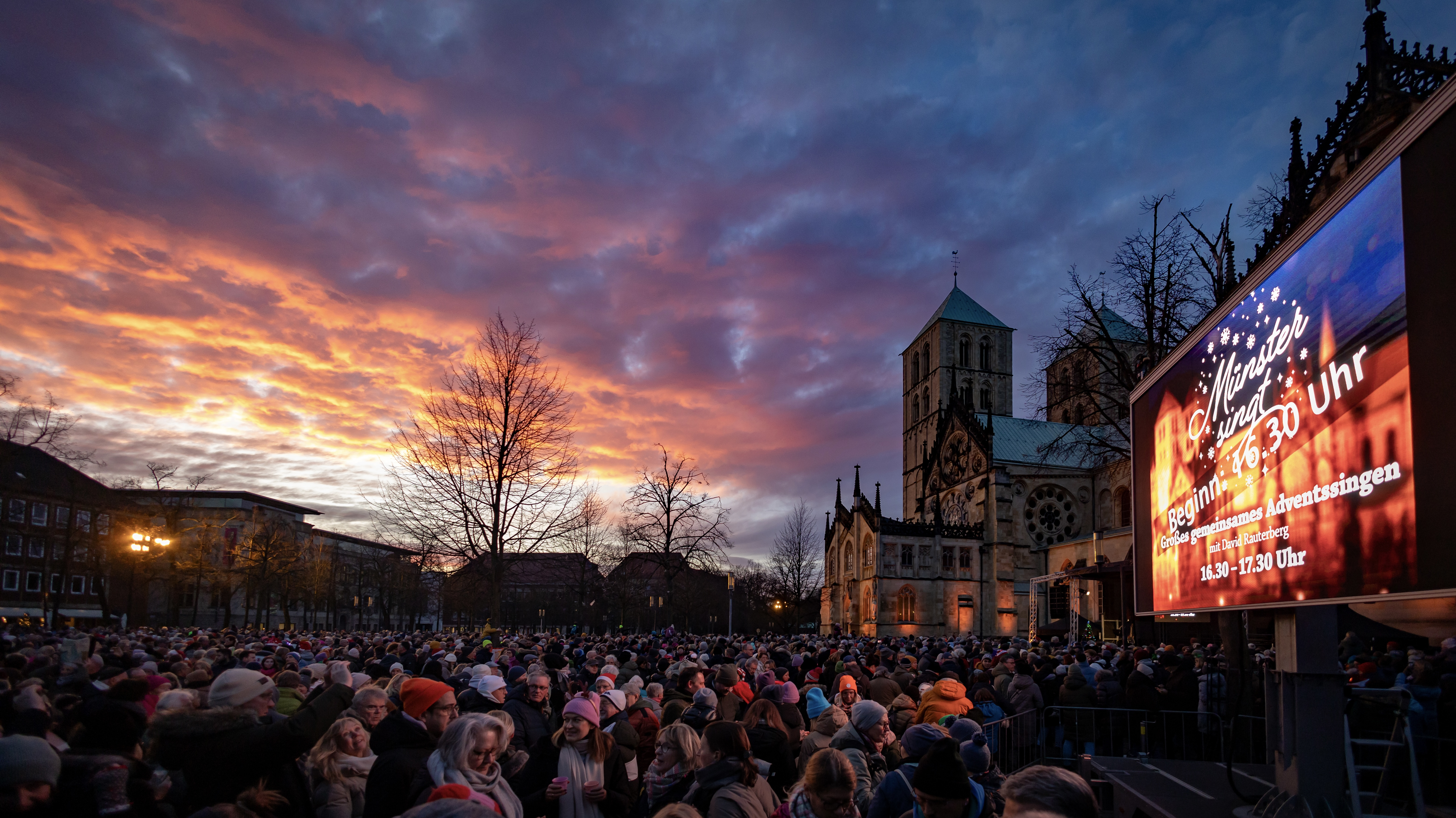 Münster singt vor dem St.-Paulus-Dom in der Abenddämmerung