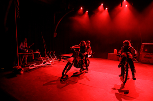 Menschen mit Mountainbikes auf der Bühne