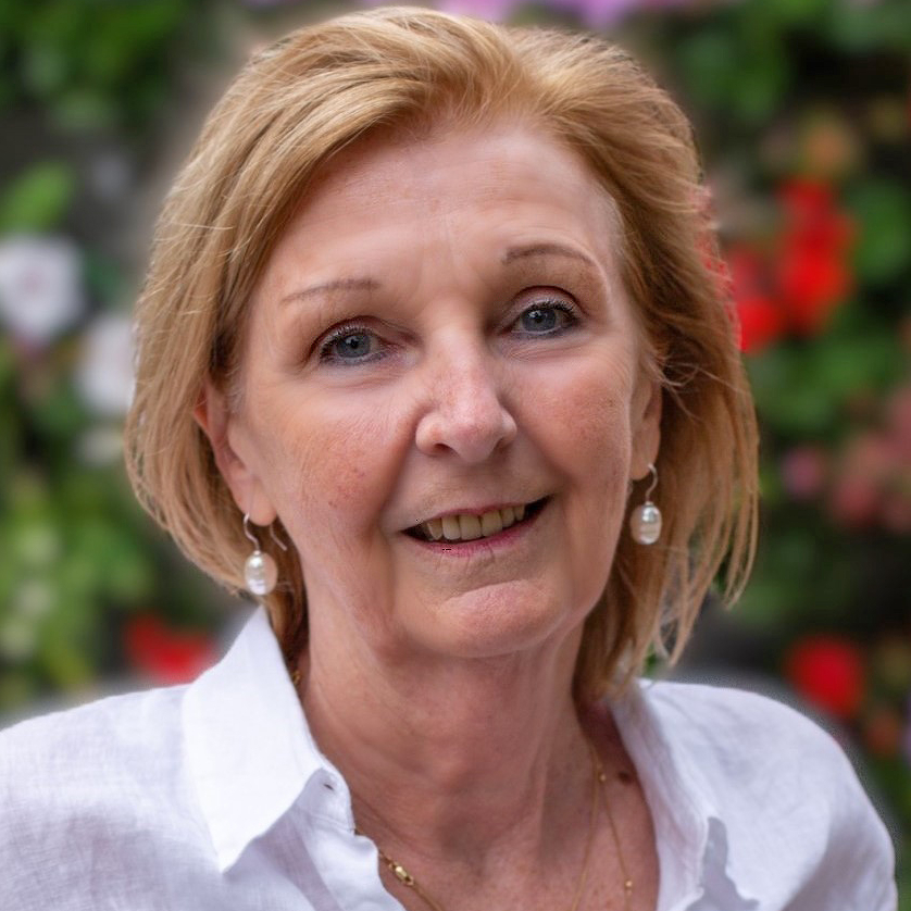 Frau in weißer Bluse