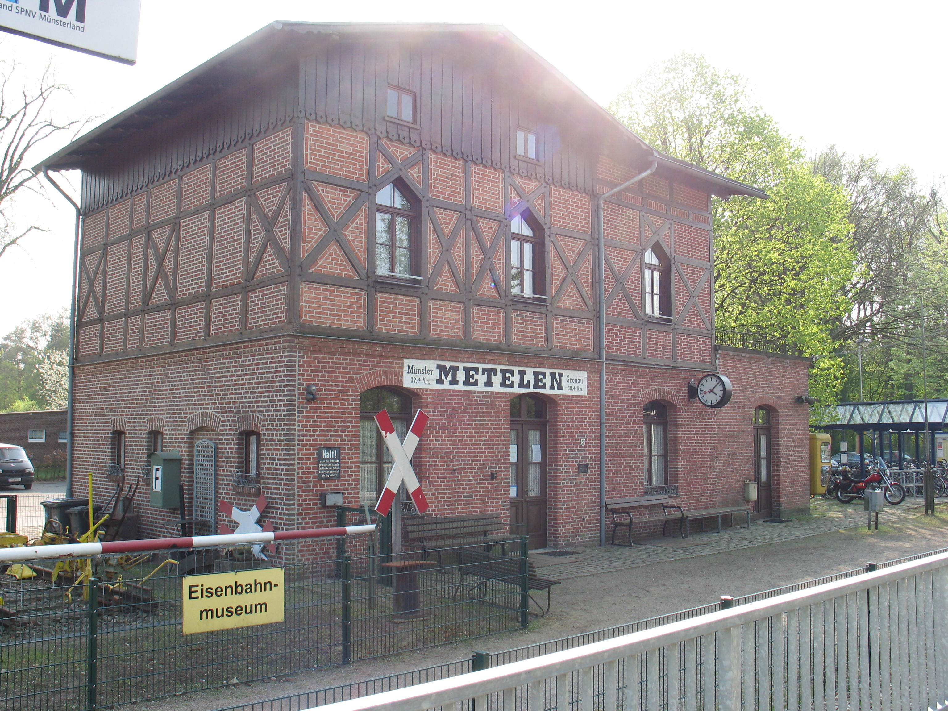 Fachwerkbau des Bahnhofs Metelen