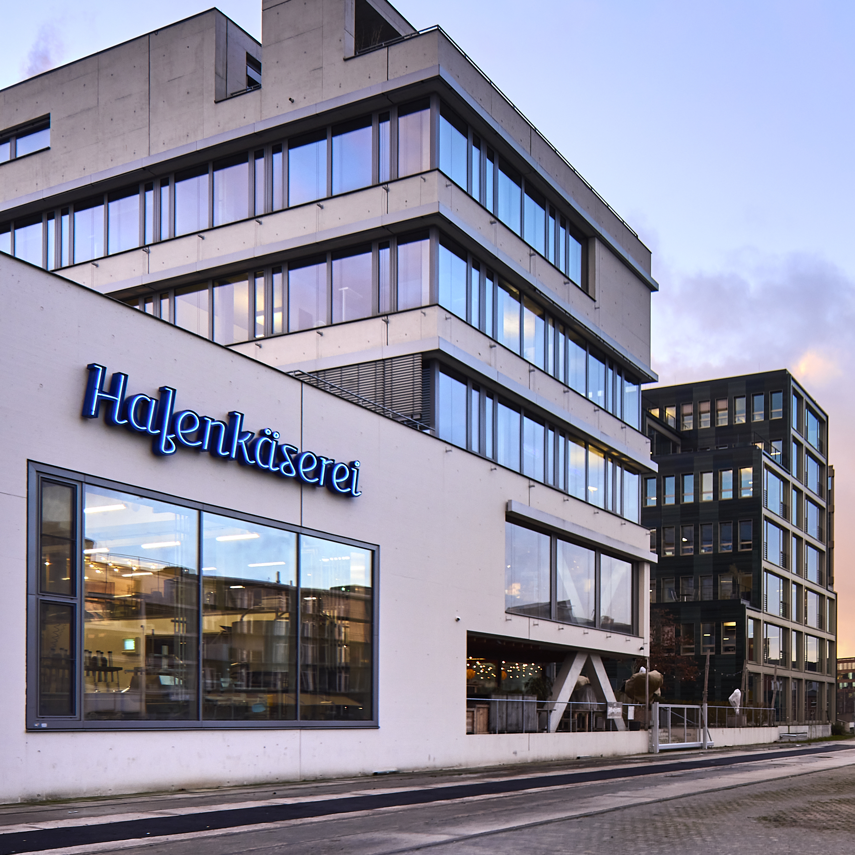 Hafenkäserei mit Hafenbecken