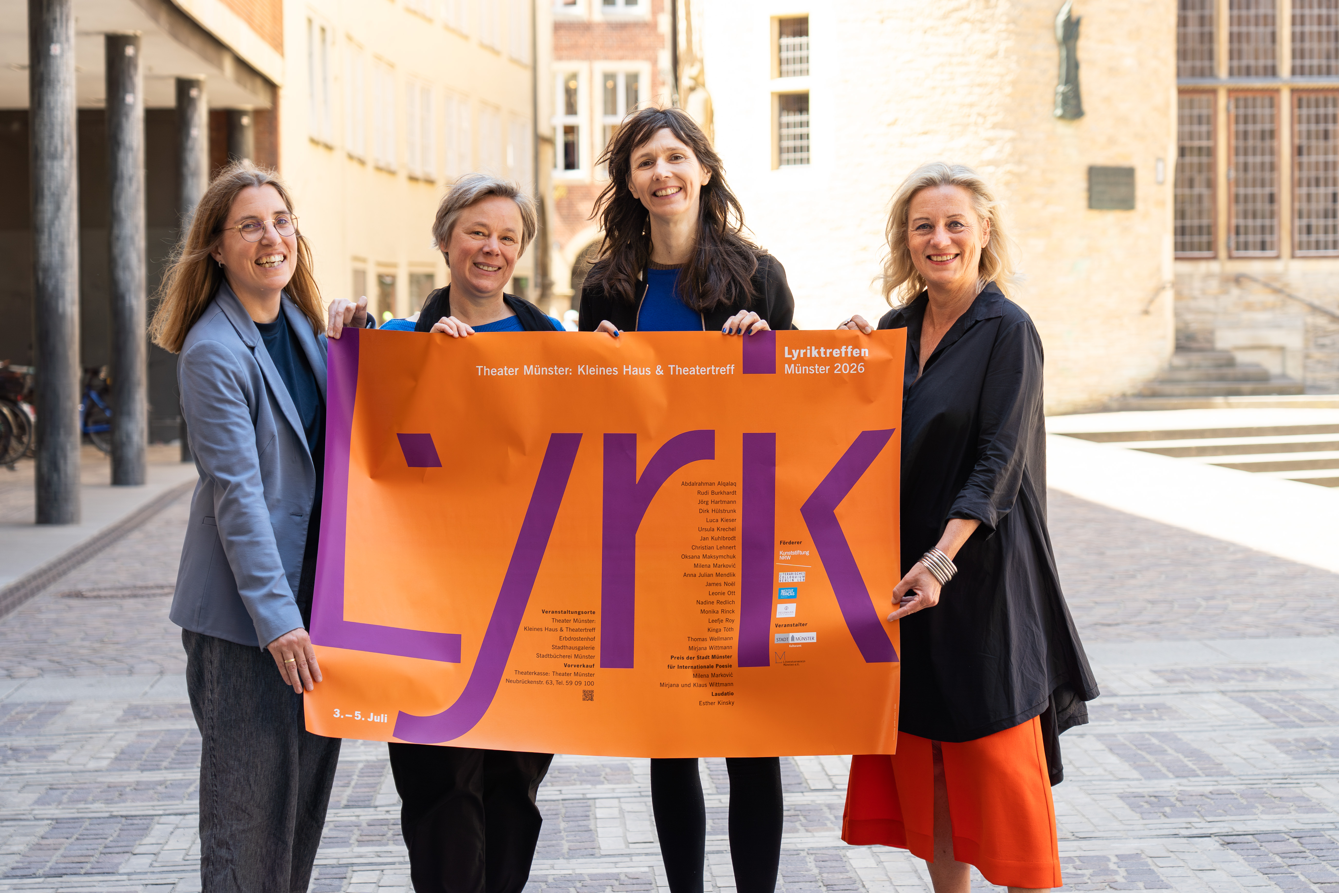Vier Frauen halten ein Plakat in den Händen auf dem groß "Lyrik" steht