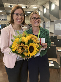 Karolina Urton und Marisa Kube mit Blumenstrauß