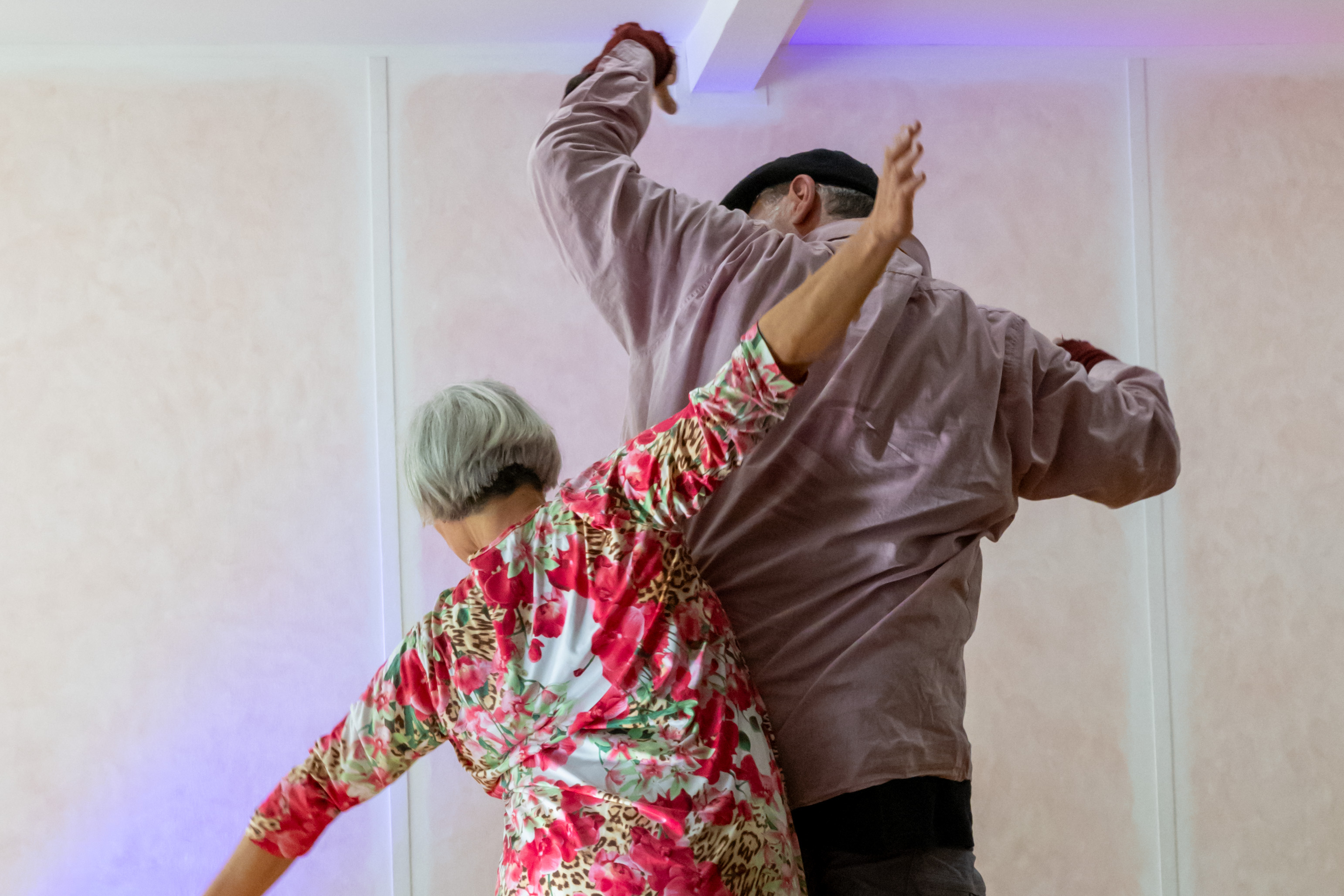 Das Tanzpaar Ruth und Uli Trautmann bei einer Tanzpose.
