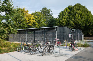 Das Foto zeigt die zwei neuen Leezenboxen sowie einige daneben parkende Fahrräder