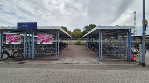 Foto mit überdachten Fahrradständern am Bahnhof Zentrum Nord