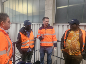 Projektpartner aus Ghana zu Besuch bei den awm. Vier Personen unterhalten sich.